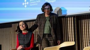La actriz Carme Elias, enferma de alzhéimer y Cristina Maragall, presidenta de la Fundació Pasqual Maragall, este martes en el recinto modernista de Sant Pau.