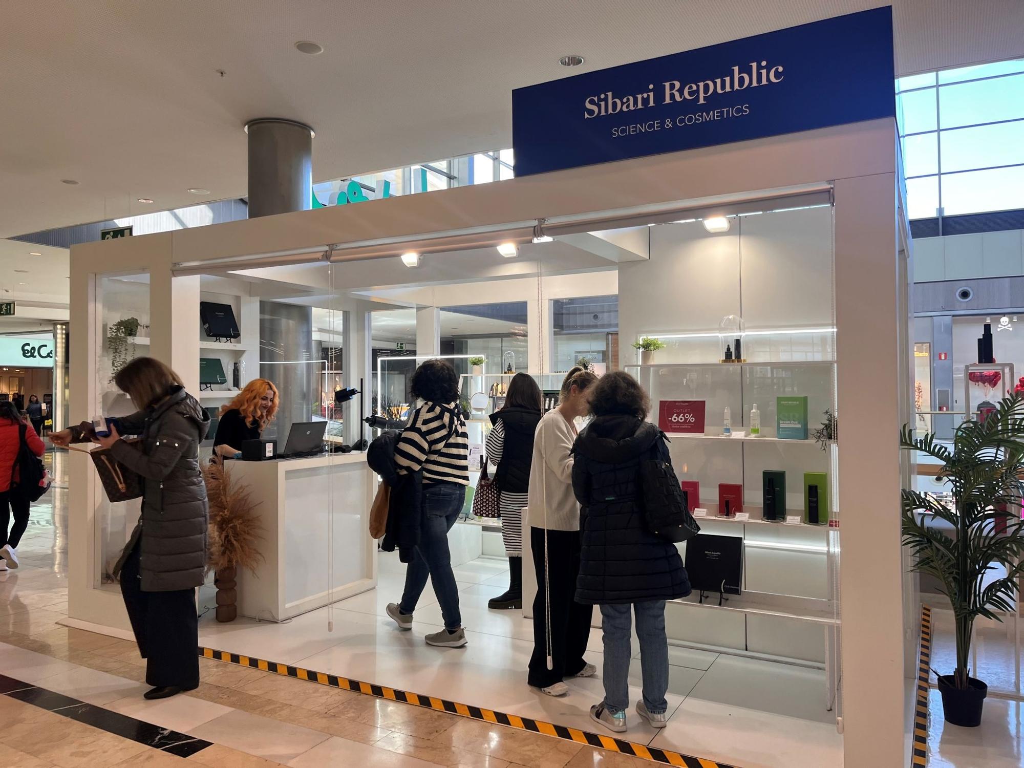 Clientes y dependientes en una de las tiendas de Sibari Republic.