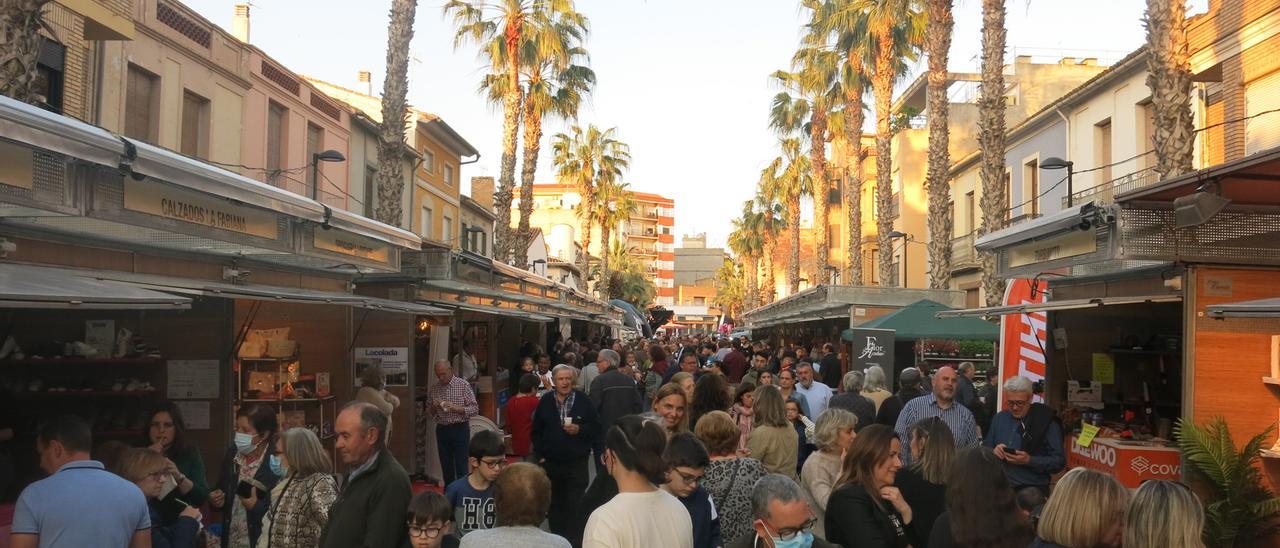 La feria agrícola de Turís regresa con récord de público pese a la lluvia