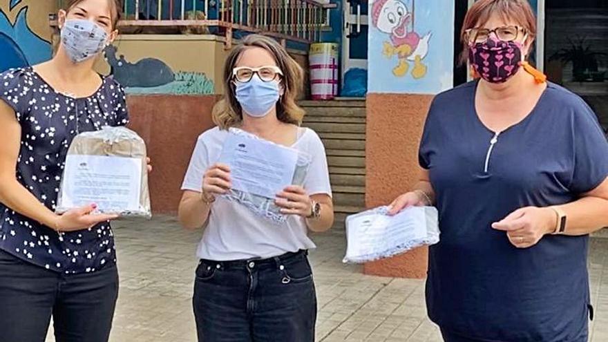 Ángela (derecha) entrega las mascarillas a las profesoras de Fonfría. | Ch. S.