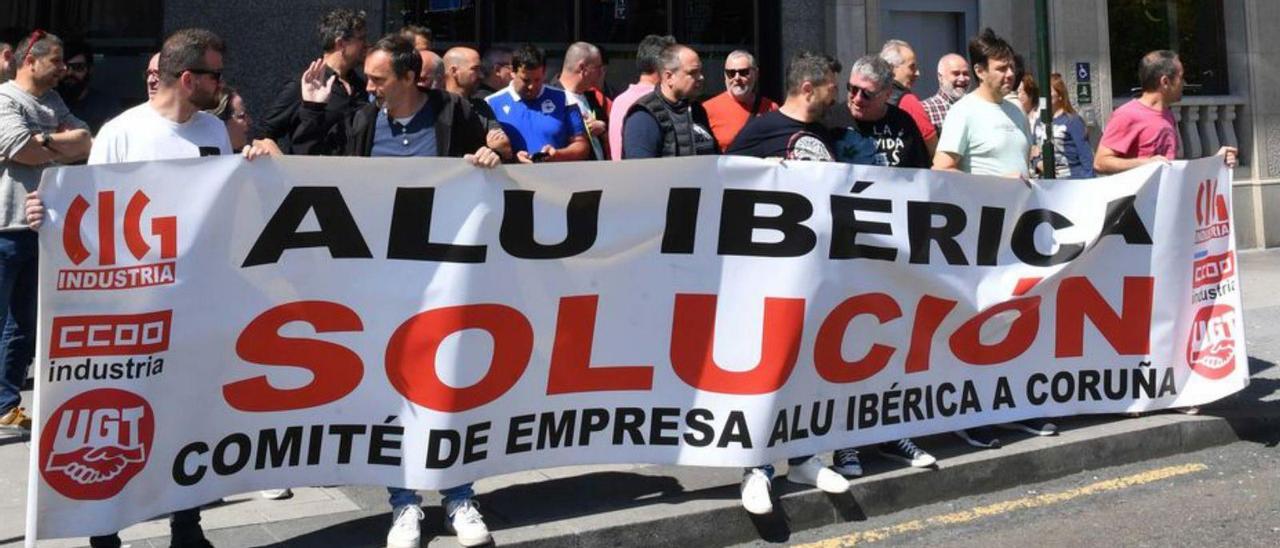 Extrabajadores de Alu Ibérica, durante una protesta. |   // VÍCTOR ECHAVE