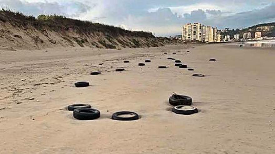 Los neumáticos que la marea depositó en El Espartal.