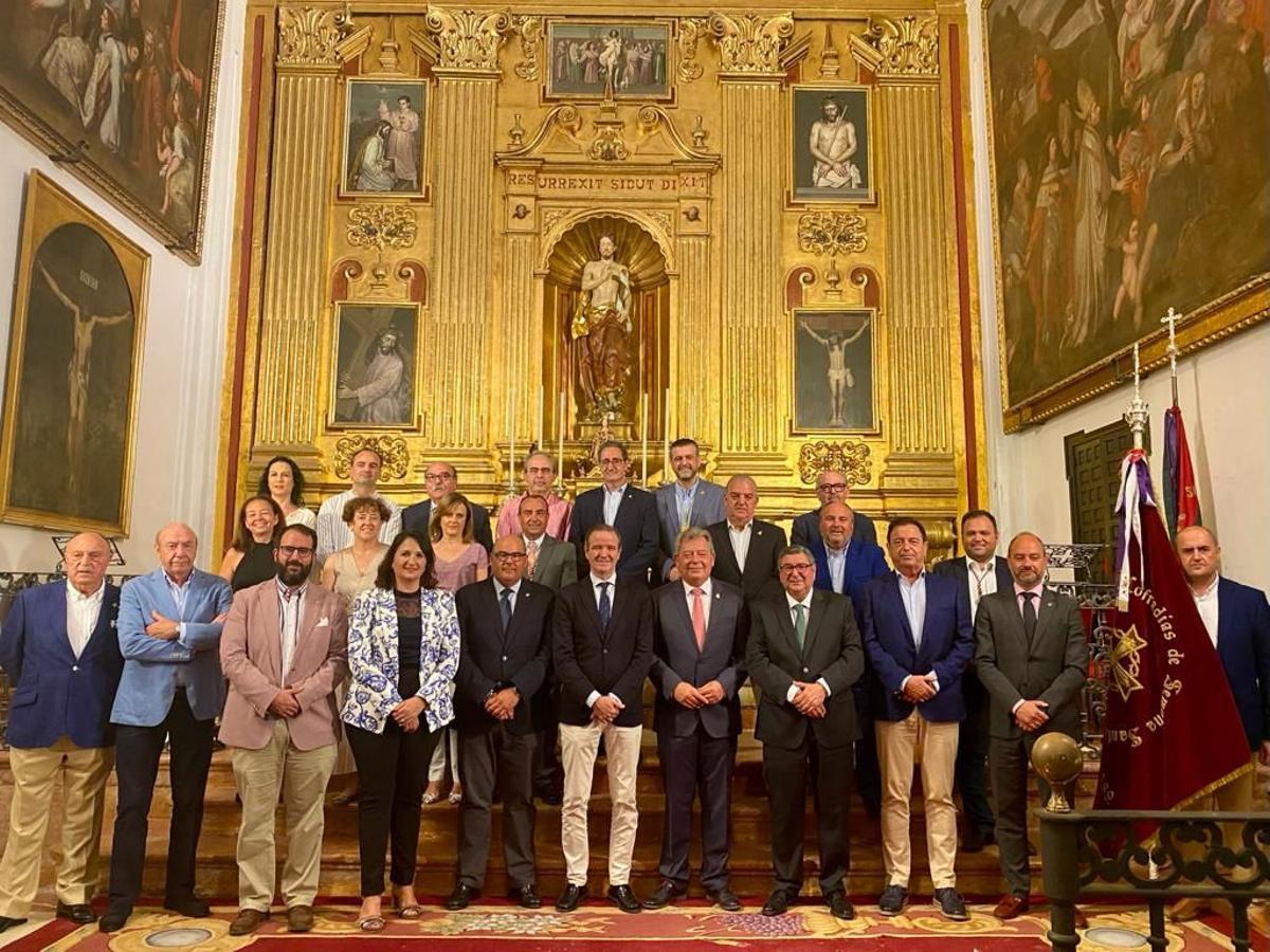 Foto de familia en la iglesia de San Julián durante la presentación en Málaga de los actos del 75 aniversario de la Agrupación de Vélez.