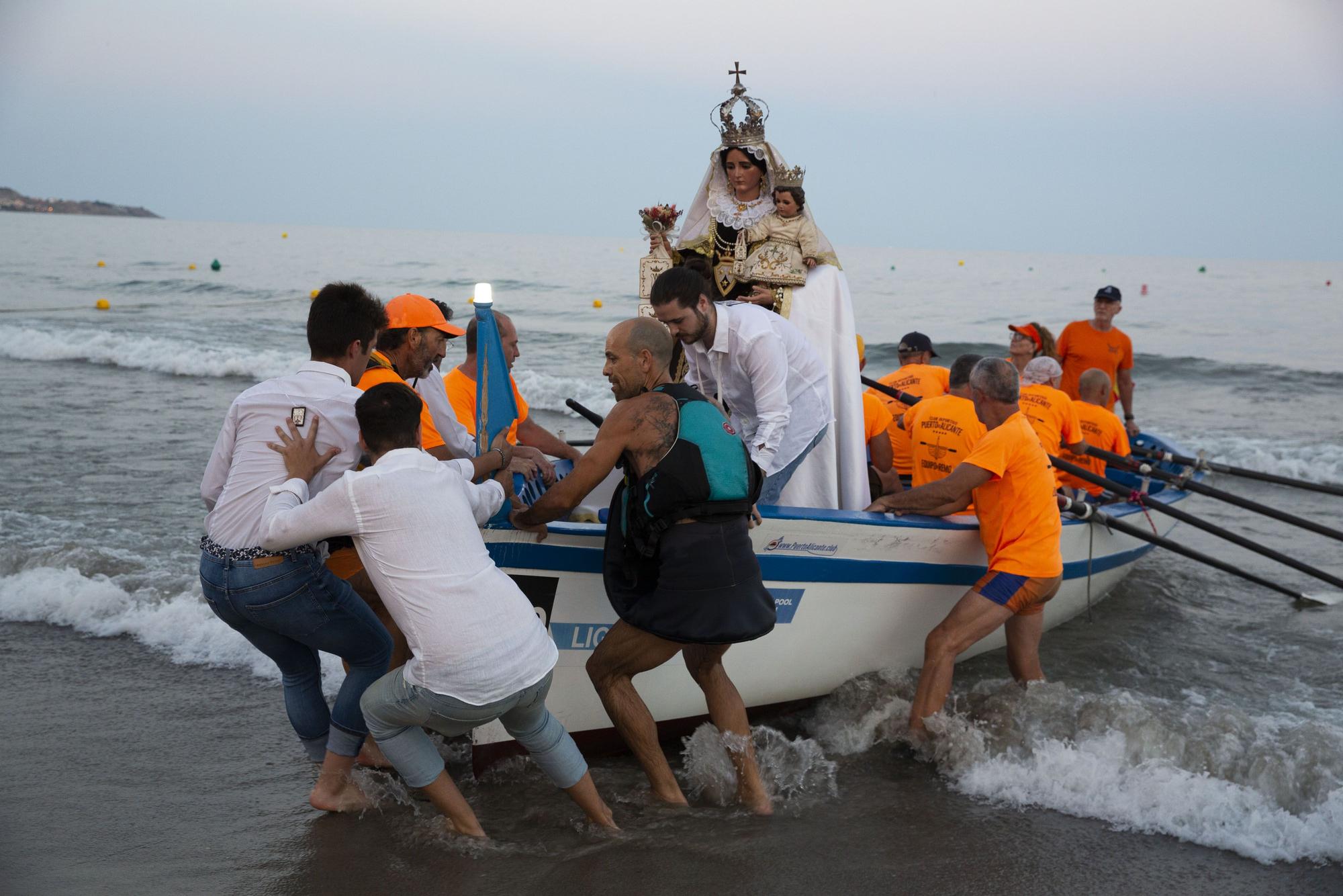 La Virgen del Carmen desembarca en la playa del Postiguet de Alicante