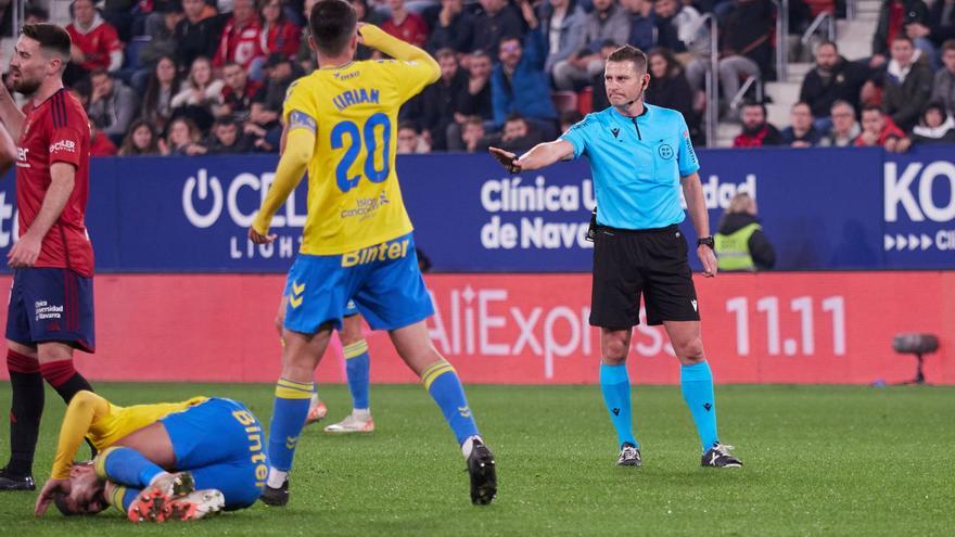 Álex Suárez se lamenta sobre el terreno de juego de El Sadar mientras Kirian le reclama a Figueroa Vázquez, árbitro del partido, la infracción . | | LOF