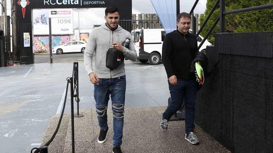 Maxi Gómez llega a las instalaciones de A Madroa. // Ricardo Grobas