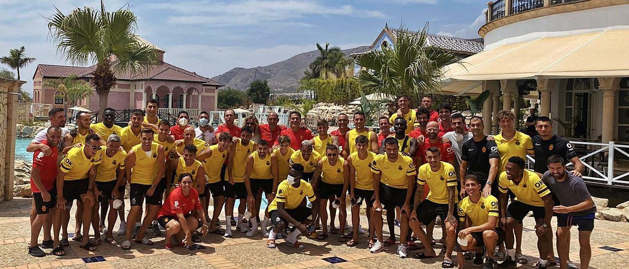 Luis García compartió ayer una imagen de los jugadores y cuerpo técnico del Real Mallorca durante su ‘stage’ en Benidorm. | TWITTER