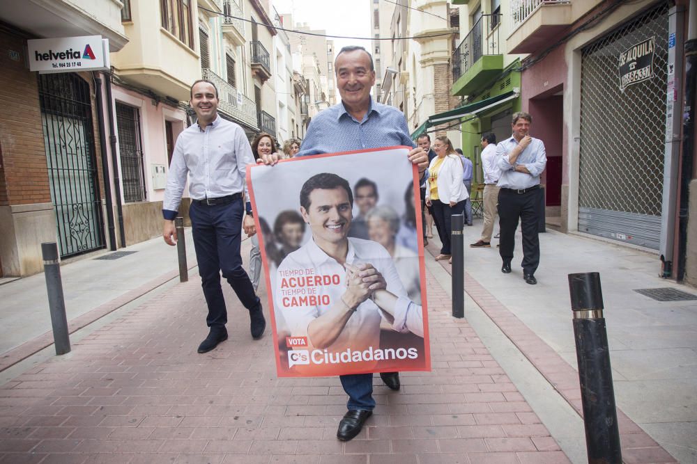 Pegada de carteles electorales en Castelló