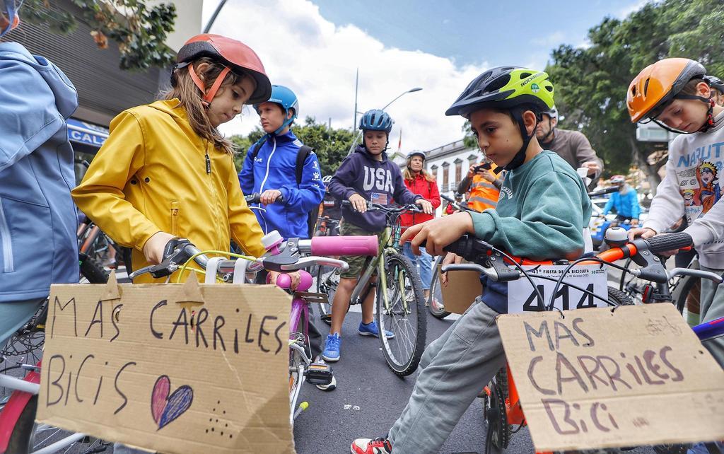MANIFESTACIÓN BICICLETAS: Una 'bicifestación' pide carriles bici