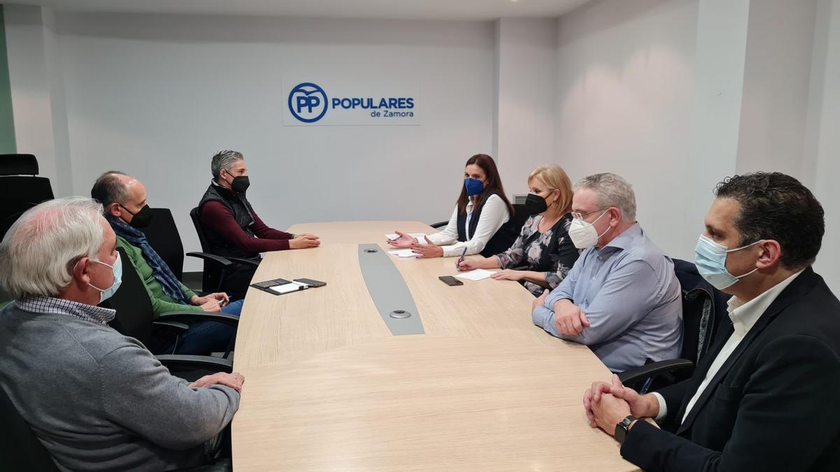 Reunión celebrada entre candidatos del PP y ganaderos de la provincia.