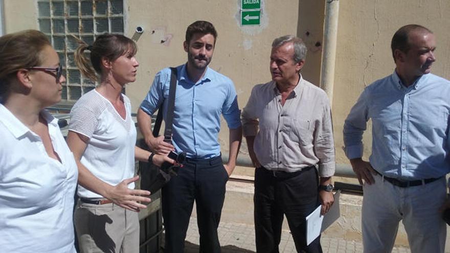 El conseller del Govern Joan Boned durante su visita a la central de es Ca Marí.