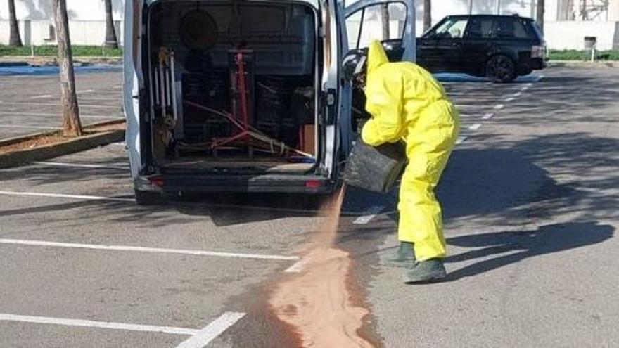 Un bombero echa Sepiolita sobre el vertido de ácido