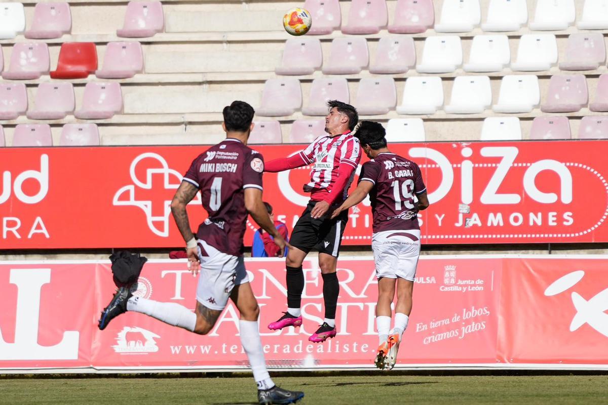 Abde busca cabecear el cuero en el duelo ante el Pontevedra CF.