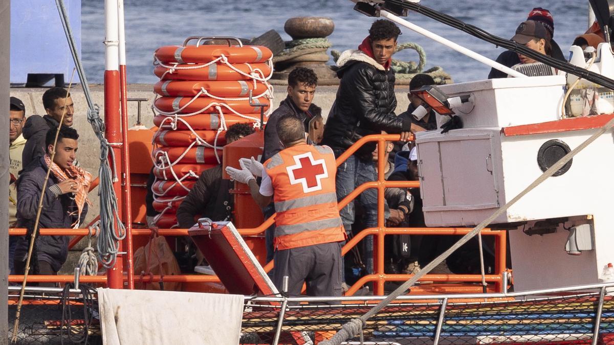 Desembarcan los 38 ocupantes de una patera rescatada cerca de Tenerife