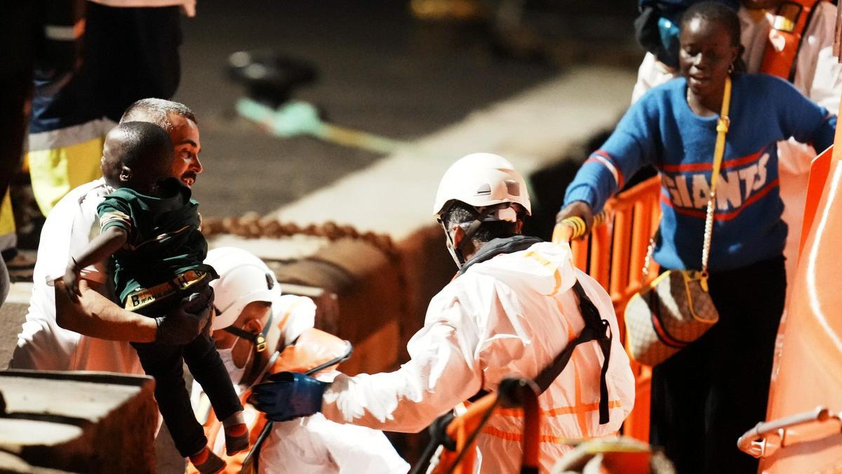 Un bebé es atendido por los servicios de emergencia a su llegada la isla canaria de El Hierro, el pasado 4 de noviembre.
