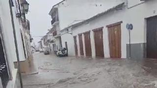 La esperada lluvia inunda calles y casas de Bujalance y cierra las terrazas del centro