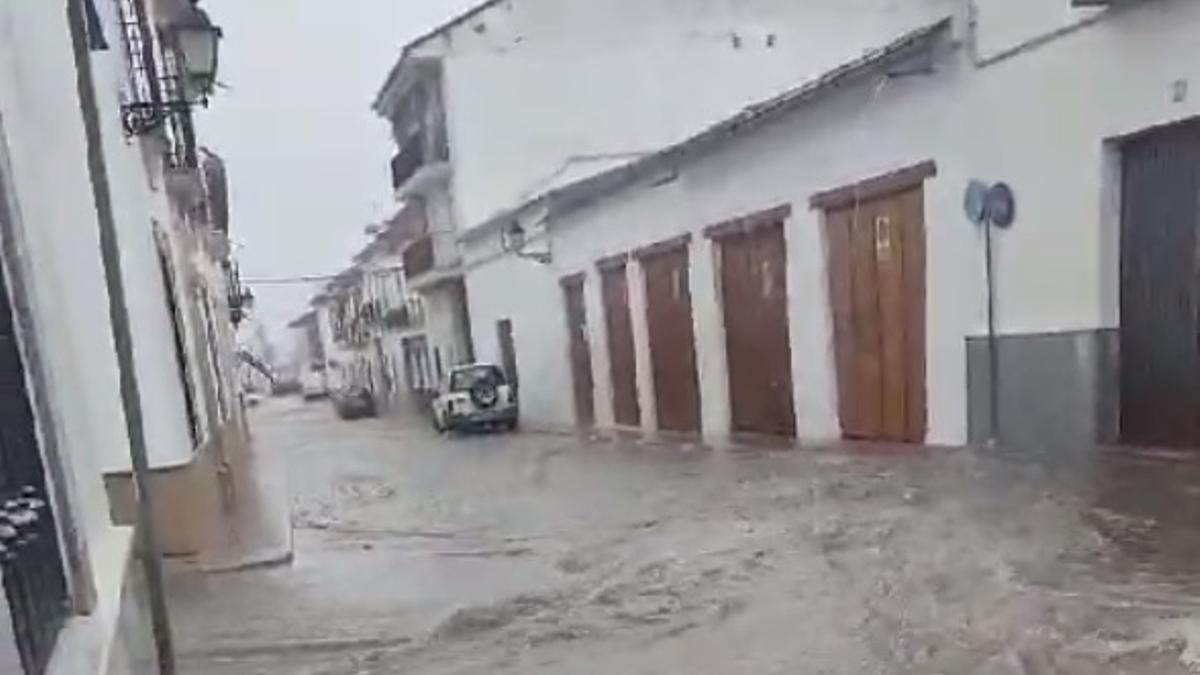 Una calle de Bujalance, inundada por las fuertes precipitaciones caídas.