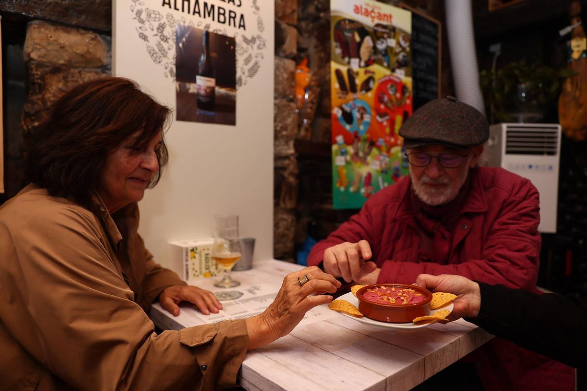 Emilia Amigo y Ignacio G. Iglesias probando la tapa del bar Tuercebotas.