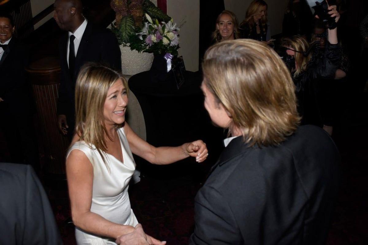 A Jennifer Aniston solo le falta el babero