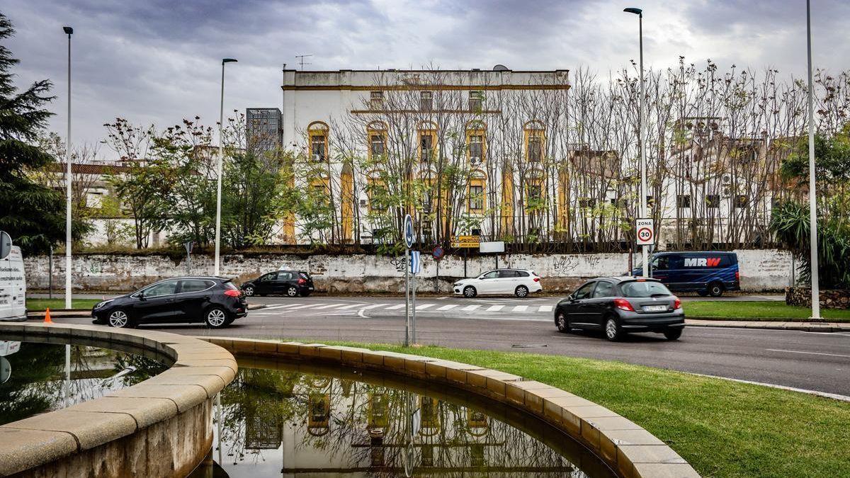 El muro que se va a derribar oculta el Palacio de Godoy.