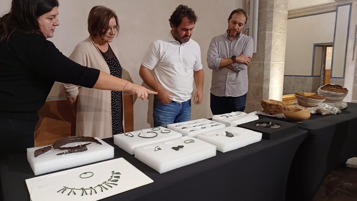 La alcaldesa, Xaro Miralles (segunda por la izquierda), no faltó este jueves a la presentación de las urnas funerarias halladas.