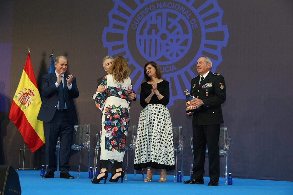 El entonces todavía DAO de la Policia Nacional, José Ángel González, entrega un premio en la gala por el 40 aniversario de la incorporación de la mujer al cuerpo, el 21 de agosto de 2019. Detrás, el director de la Policia Francisco Pardo, el ministro del Interior, Fernando Grande-Marlaska, y la entonces secretaria de Estado de Seguridad, Ana Botella.