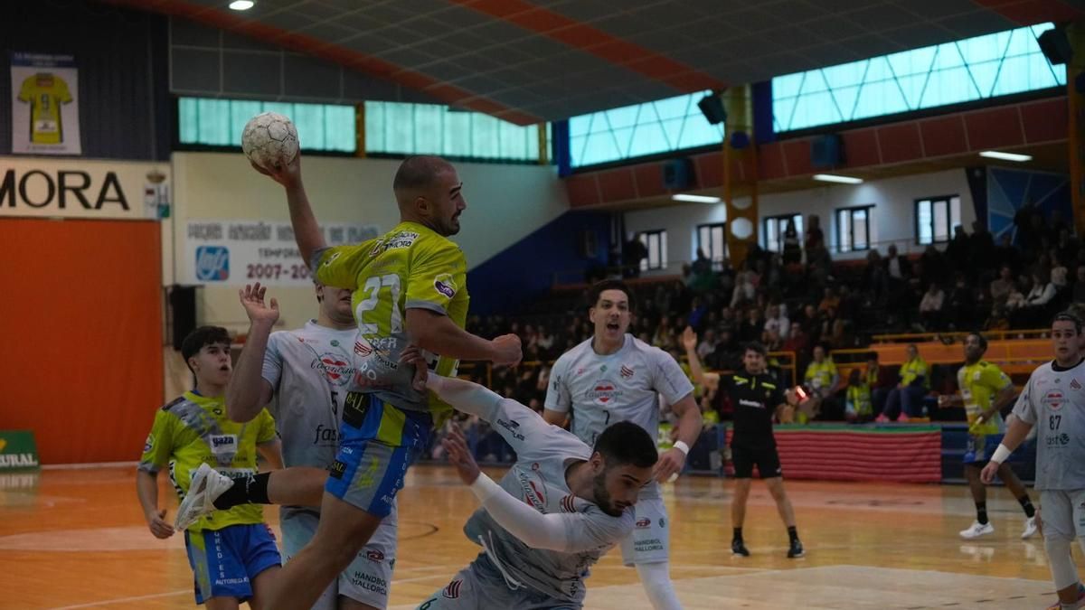 Rafa Paulo lanza a portería ante Handbol Mallorca