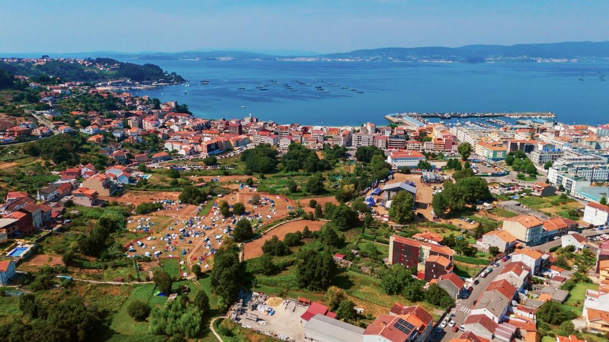 Vista aérea del recinto de conciertos y acampada del festival SonRías Baixas en 2025.
