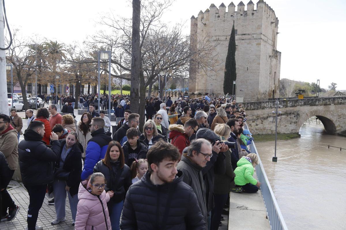 Los cordobeses disfrutan del sol al aire libre tras multitud de días de lluvia intensa