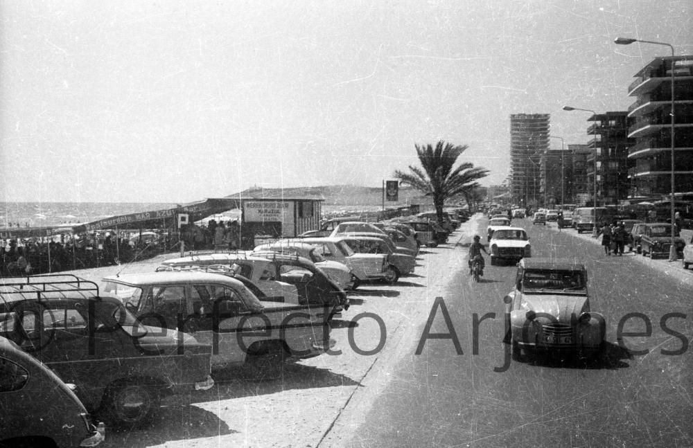 Así era el tráfico en la ciudad de Alicante en los años 60 y 70 en pleno verano