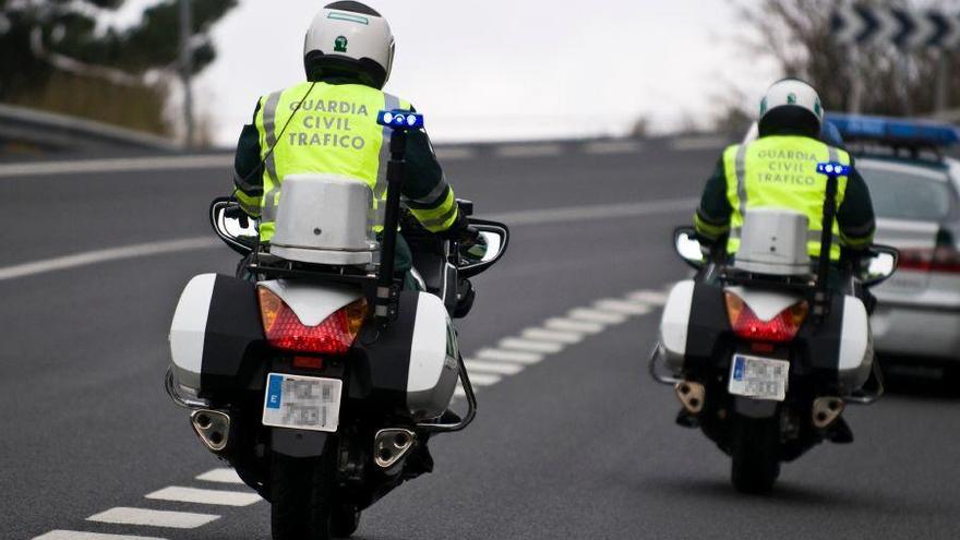 Dos agentes de la Guardia Civil