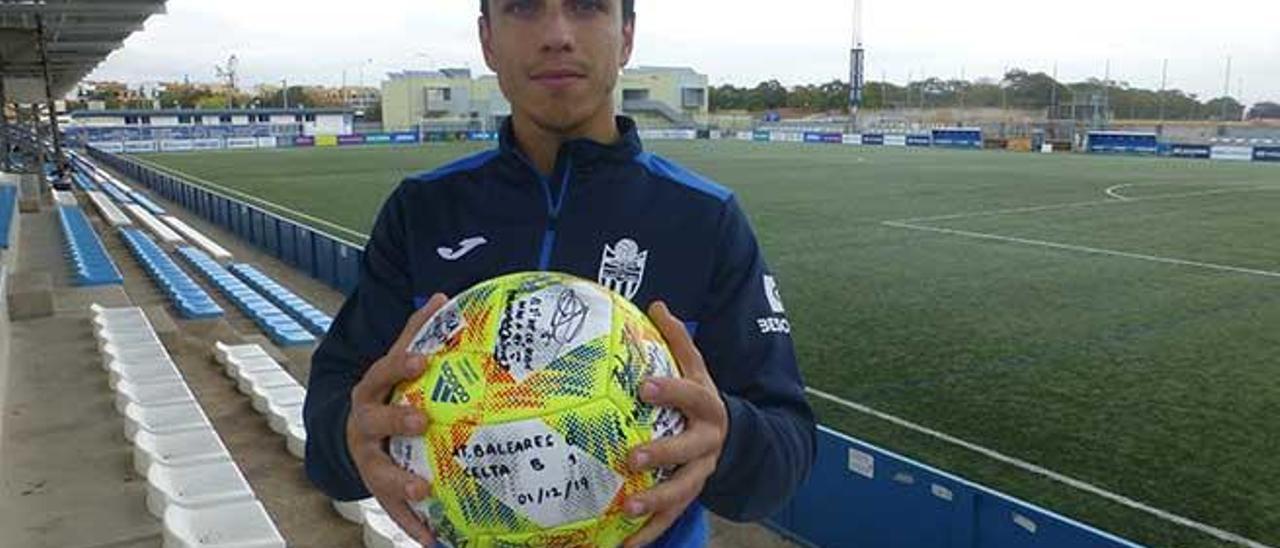 David Haro posa ayer con el balÃ³n que le firmaron sus compaÃ±eros tras lograr su &#039;hat-trick&#039;.