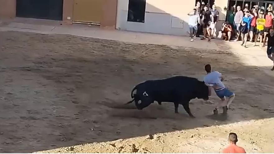 Espectacular cogida de un joven en el 'bou al carrer' de Mascarell