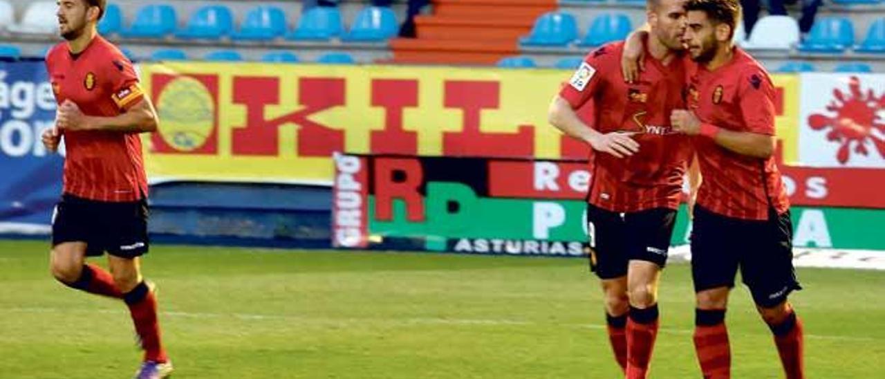 Company abraza al debutante Ortuño ayer tras el segundo gol del Mallorca en El Toralín.