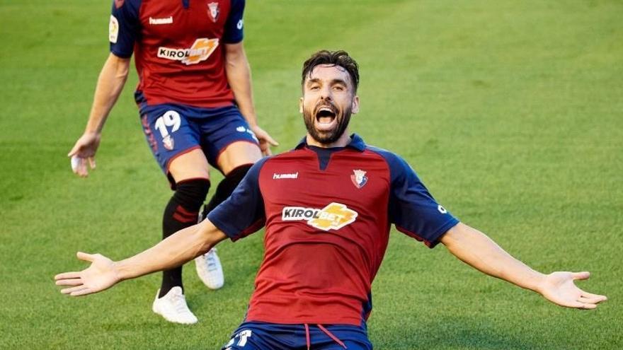 Enric Gallego celebra un gol con Osasuna.