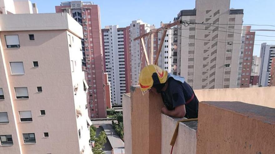 Los bomberos intervinieron el sábado en Benidorm en una apertura de puerta en la que tuvieron que entrar deslizándose por la fachada.