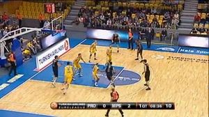 Un resum del partit entre l’Asseco Prokom i el Montepaschi Siena, comentat en italià.