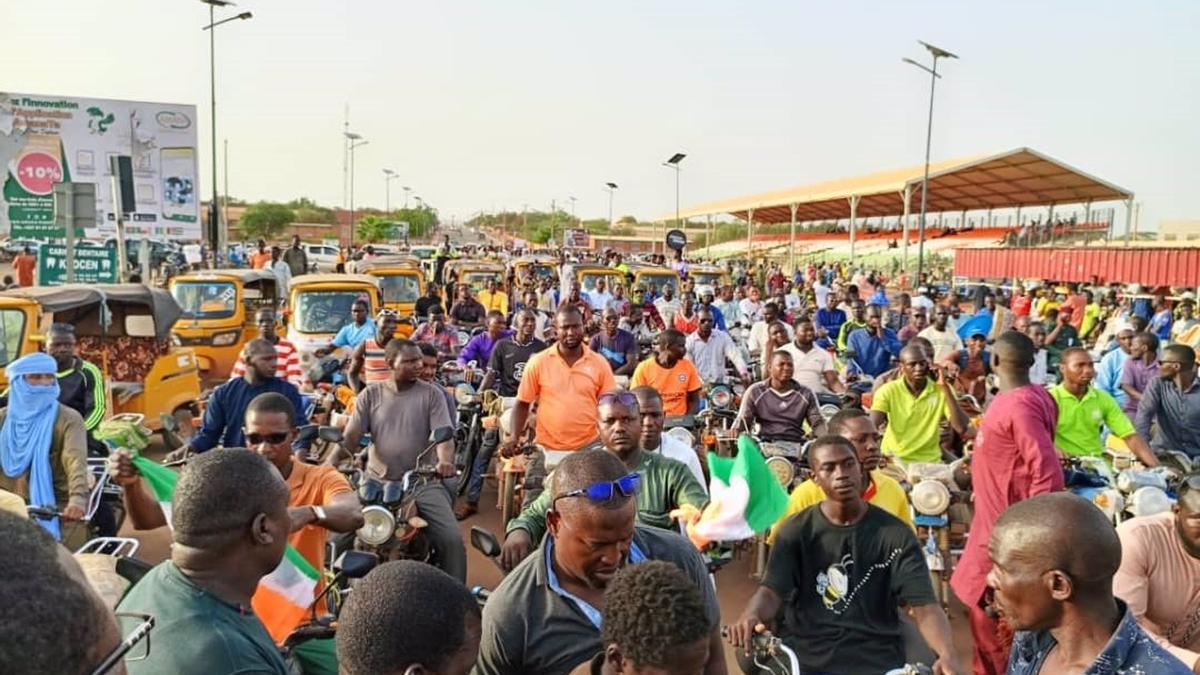 Manifestantes en Niamey a favor de la democracia tras el intento de golpe de Estado en Níger.