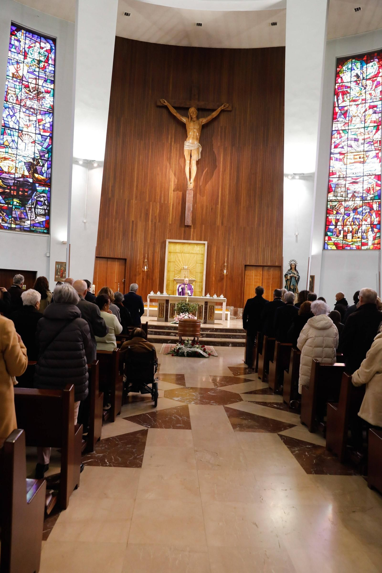 EN IMÁGENES: Funeral de Carmen Villalvilla, histórica directora del colegio Dolores Medio, en la iglesia ovetense de San Francisco de Asís