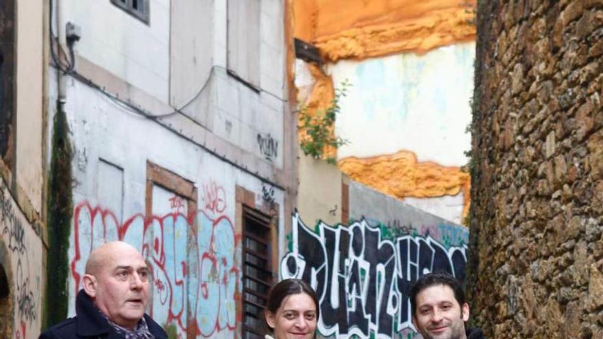 Por la izquierda, Pancho Alonso, Vanesa Alonso y Jorge Menéndez, en una de las calles del Antiguo.