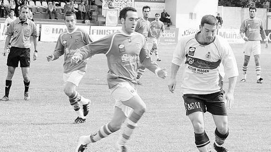 El jugador del Industrial Nacho, a la derecha, intenta superar al centrocampista del Llanes Llerandi.