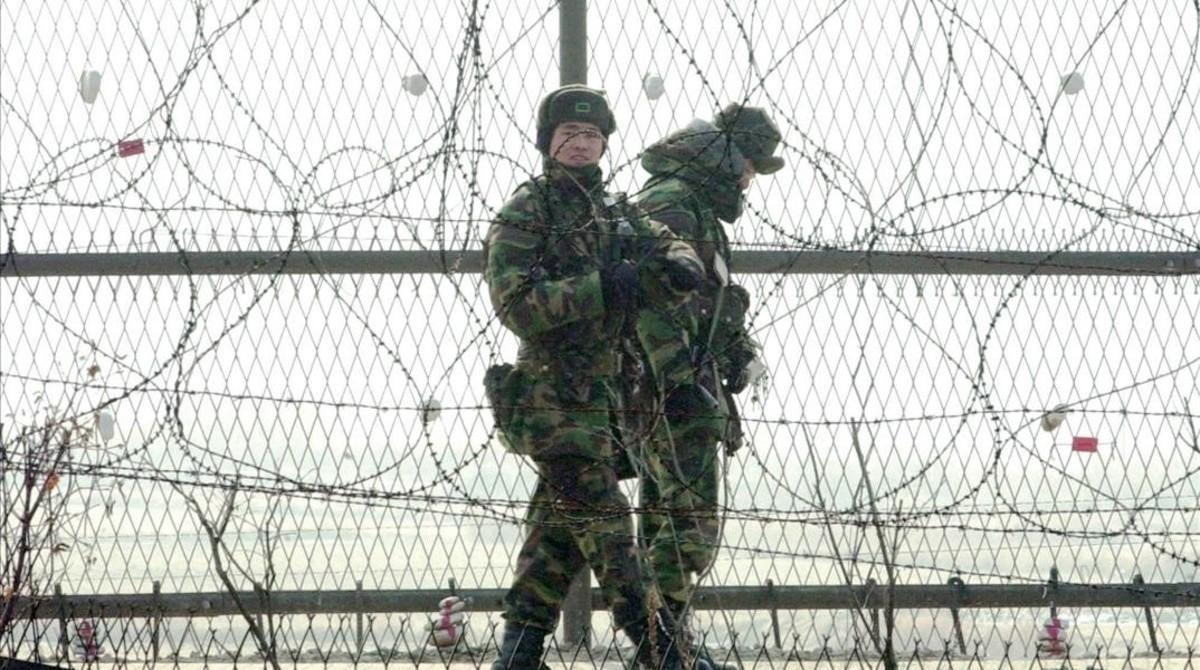 Soldados surcoreanos patrullan por la valla de alambradas en el norte de Seúl, cerca de la zona desmilitarizada de Panmunjom (Corea del Sur), el 12 de enero del 2003.