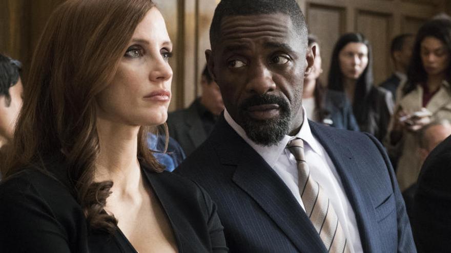 Chastain i Elba en un moment del film.