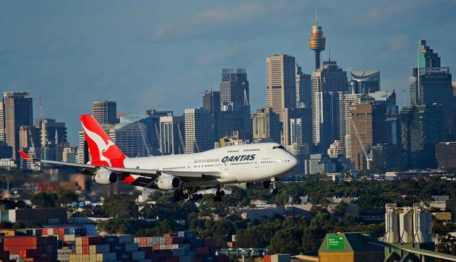 QANTAS 747 flies close to skyscrapers on approach to Sydney