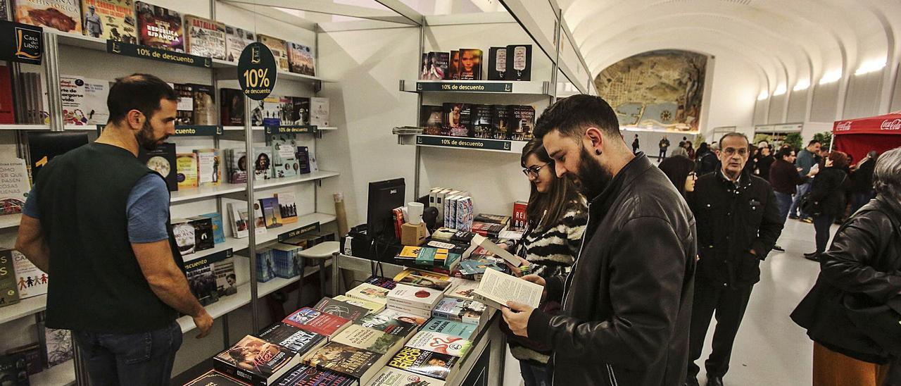 Imagen de la Feria del Libro de Alicante de 2019, celebrada en el Espacio Séneca. | PILAR CORTÉS