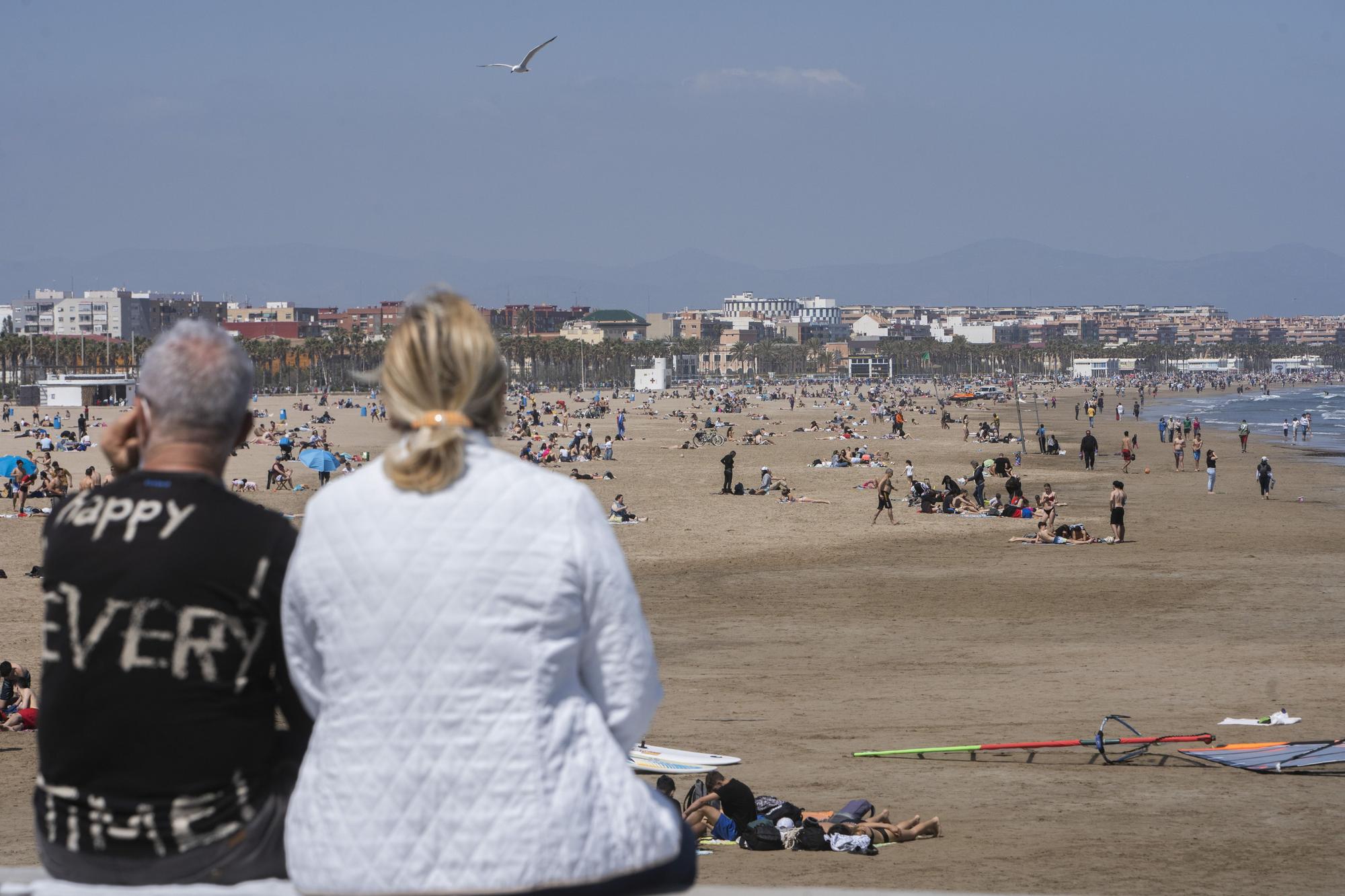 Los valencianos se lanzan a la calle en un soleado lunes de Pascua