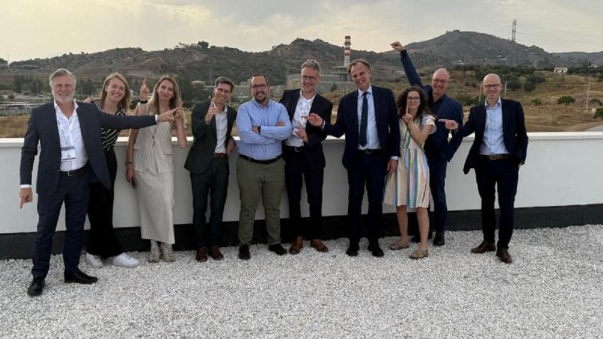 José Carlos Garín, en el centro con camisa azul, rodeado de la delegación del IMEC en su visita al PTA de Málaga.