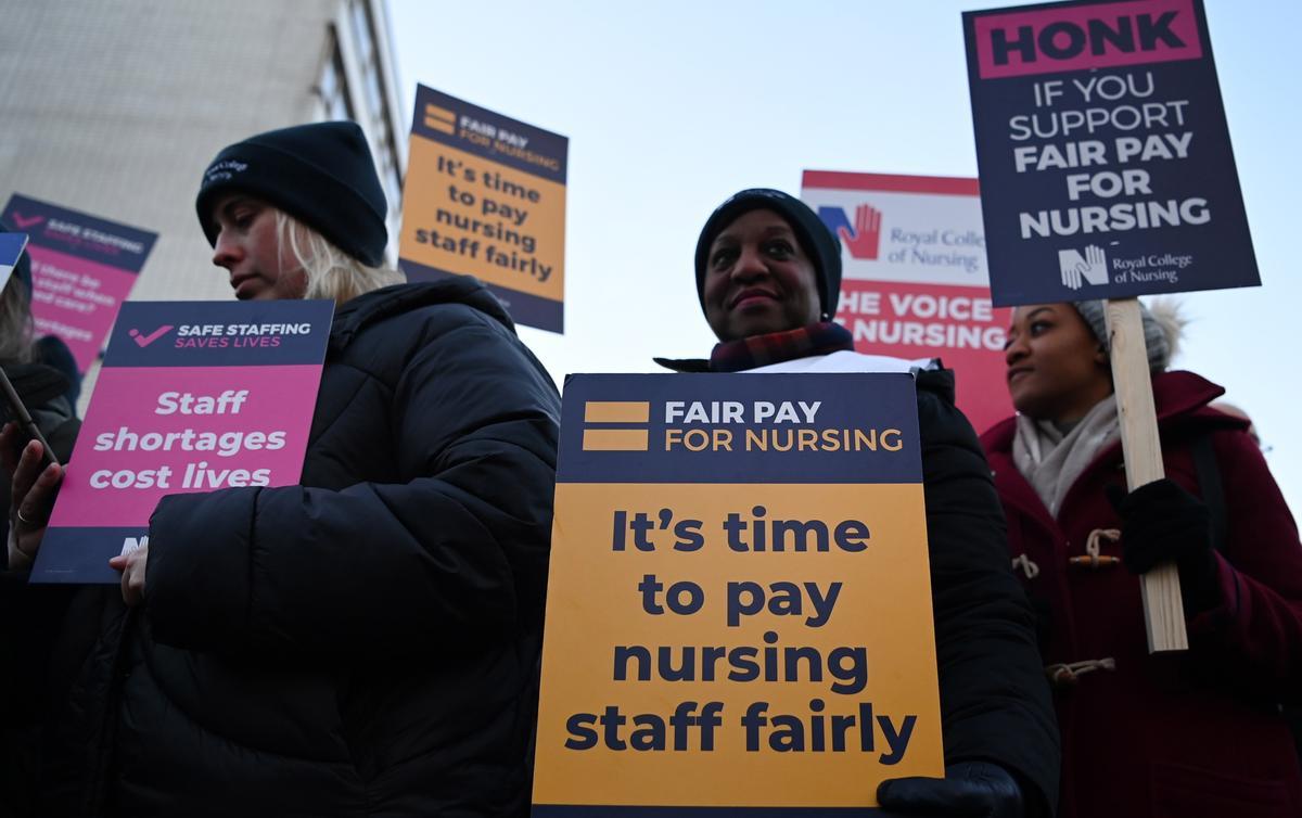 Enfermeras del sistema público de salud británico (NHS, por sus siglas en inglés), protestan frente al Hospital St. Thomas, en Londres.