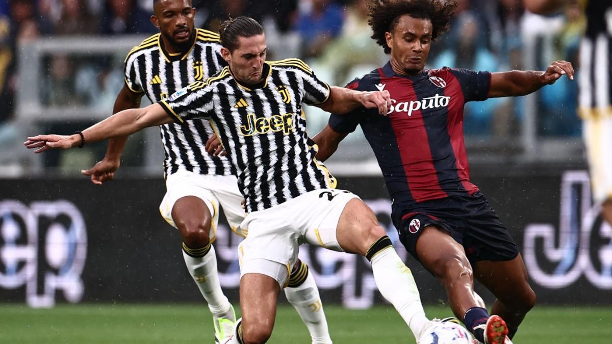 Adrien Rabiot y Joshua Zirkzee luchan por un balón dividido durante el Juventus - Bolonia