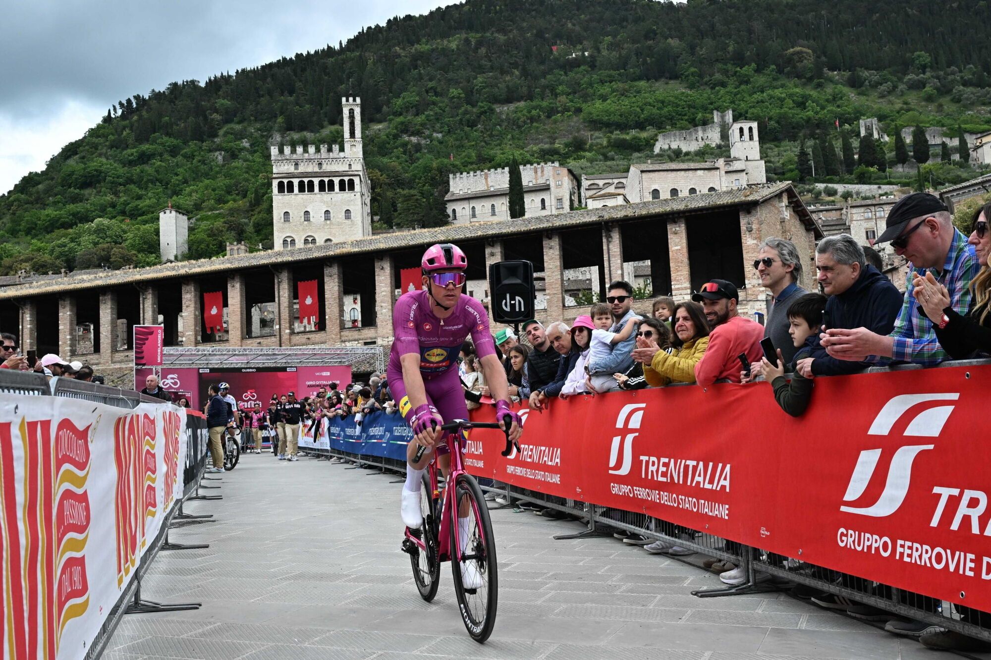 GUBBIO (Italy), 18/05/2025.- Danish rider Mads Pedersen of Team Lidl - Trek wearing the points classification leader's cyclamen jersey, at the start of 9th stage of the 108 Giro d'Italia 2025, cycling race over 181 km from Gubbio to Siena, Italy, 18 May 2025. (Ciclismo, Italia) EFE/EPA/LUCA ZENNARO
